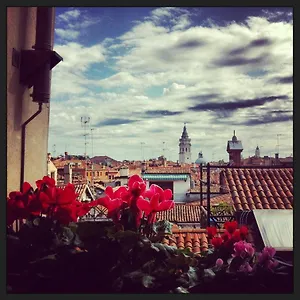 Lion Rooftop Novita' Venise